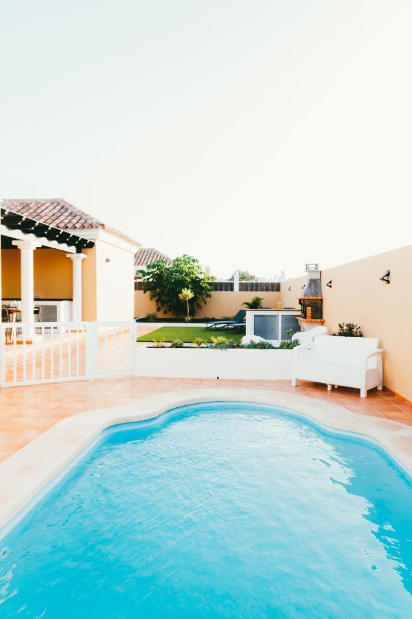 Moderne Villa Met Verwarmd Zwembad In 코라레호 외부 사진